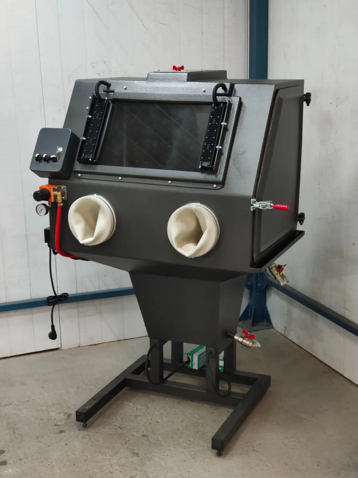 Камера гидроабразивной очистки (аквабластинга) фото